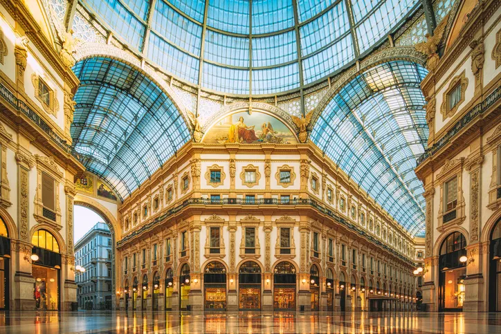 A milánói Galleria Vittorio Emanuele II bevásárlóutca díszes, üvegkupolás belső tere és építészeti részletei, Olaszország.