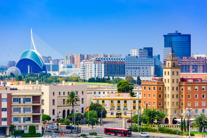 Valencia modern városképe a Művészetek és Tudományok Városának (Ciudad de las Artes y las Ciencias) futurisztikus épületeivel.